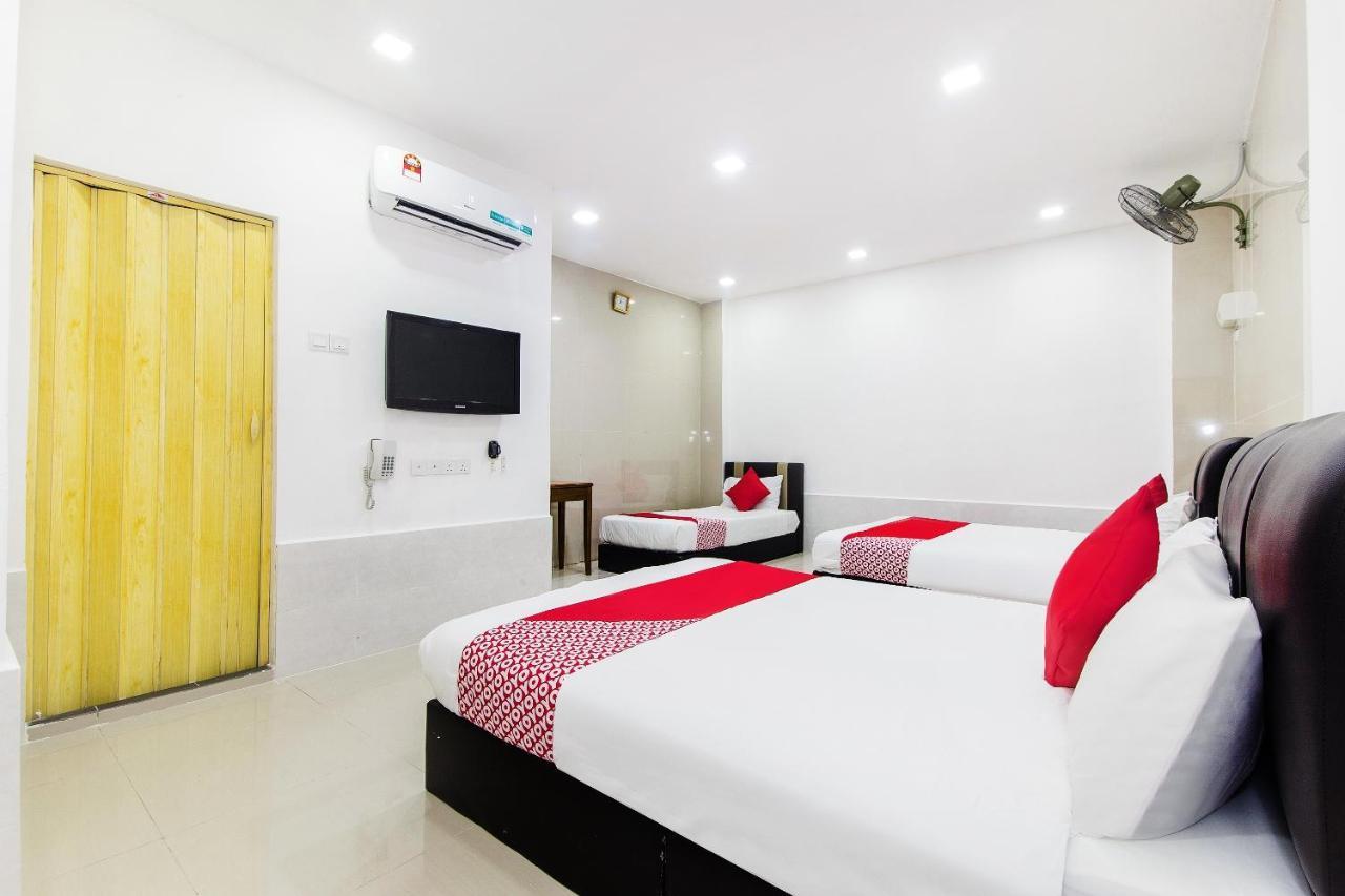Super Oyo 414 Adiff Palace Hotel Сепанг Экстерьер фото